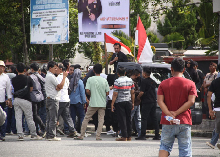 Massa Aksi di Bengkulu Selatan Minta DPRD Bubar, Honor Pengurus Masjid Dihapus Tapi Beli Mobnas Rp 2 M