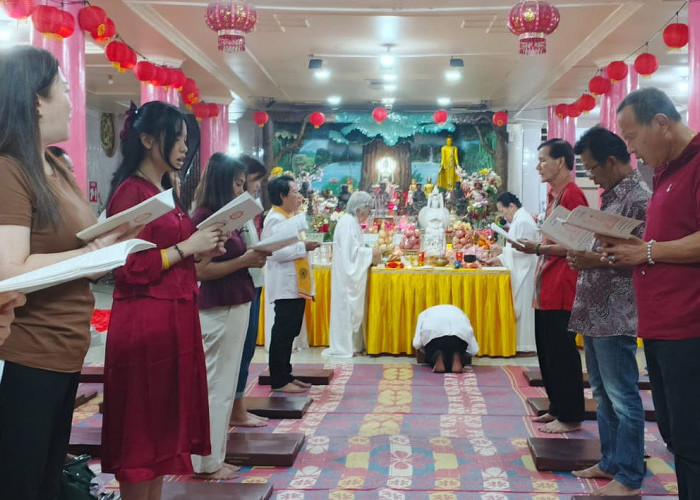Khidmatnya Ibadah Pelita Puja di Vihara Buddhayana Bengkulu, 250 Pelita Menyala Terangi Harapan Baru