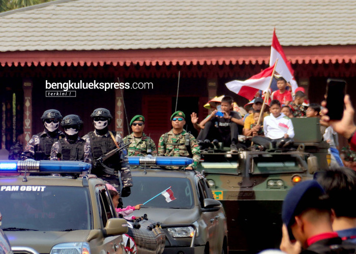 Prajurit TNI mengikuti parade alutsista (Alat utama sistem senjata) pada peringatan HUT ke-78 TNI di Lapangan Balai Semarak Bengkulu, Kamis (5/10/2023). Foto Rio Susanto/Bengkulu Ekspress