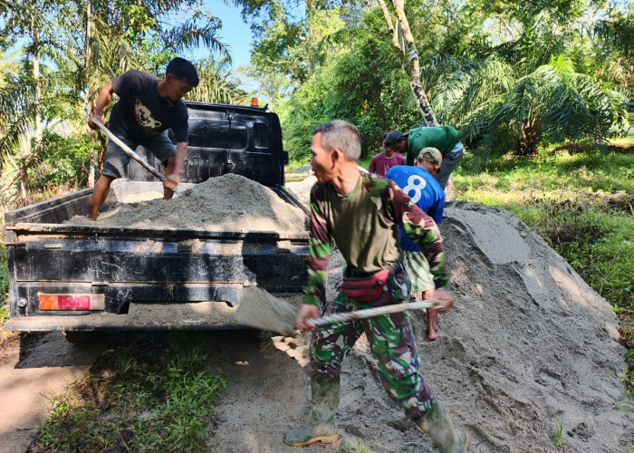 TNI Kawal Pembangunan Jembatan Gantung Kualalangi, Percepat Akses dan Dongkrak Ekonomi Warga