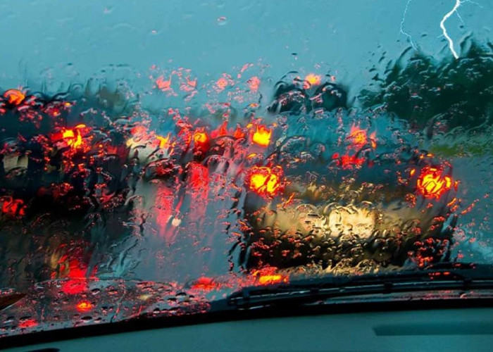 7 Fitur Mobil yang Sangat Berguna Saat Hujan Deras