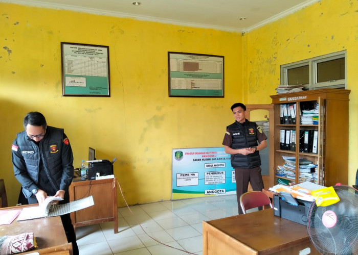 Usut Dugaan Korupsi Proyek Pasar Rp700 Juta, Tim Penyidik Kejari Bengkulu Tengah Geledah Kantor Disdagperinkop