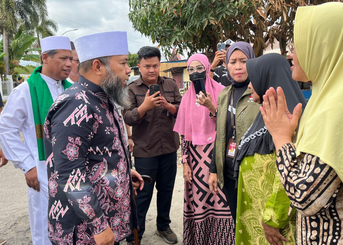 Gubernur Sambangi Korban Kebakaran dan Salurkan Bantuan 