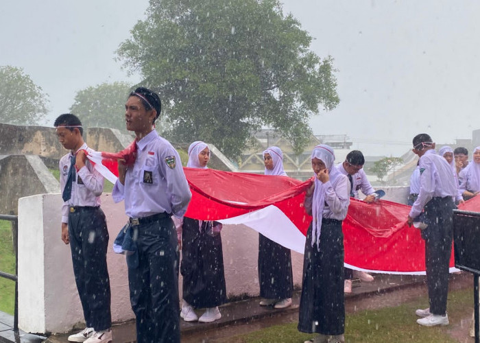 Benteng Marlborough Jadi Saksi Semangat Nasionalisme Pelajar Bengkulu di Tengah Hujan Deras