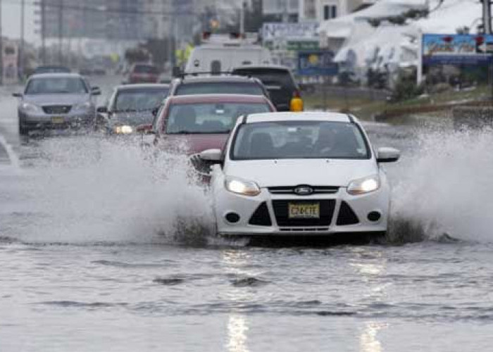 Ini Dia 5 Cara Aman Mengendarai Mobil Saat Melewati Kawasan Banjir 