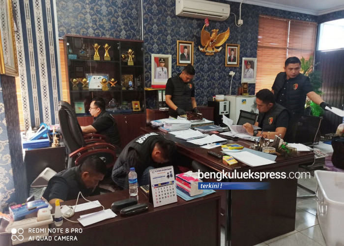 Subdit Tipikor Ditreskrimsus Polda Bengkulu yang dipimpin Kasubdit Tipikor Kompol. M Syahir Fuad Rangkuti melakukan penggeledahan kantor dan rumah pribadi Direktur PDAM Tirta Hidayah Kota Bengkulu terkait kasus dugaan korupsi dan gratifikasi penerimaan pegawai harian lepas (PHL), Kamis, 10 Juli 2025.
Foto: Istimewa