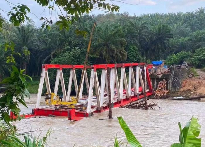 Diterjang Banjir, Rangka Jembatan Lubuk Selandak Ambruk, Pemkab Mukomuko Minta Maaf