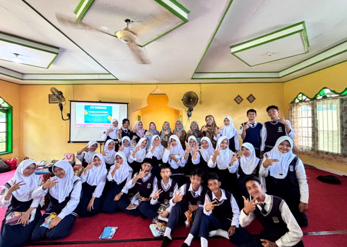 Dosen Ilmu Komunikasi UNIB Latih Siswa SMPN 11 Kota Bengkulu Tingkatkan Kemampuan Public Speaking