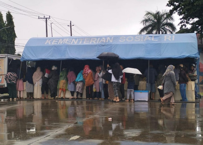 Warga Kota Bengkulu Serbu Pasar Murah Ditengah Guyuran Hujan Lebat