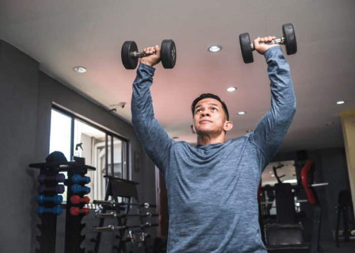 Tips Melakukan Gerakan Overhead Press dan Manfaatnya untuk Tubuh