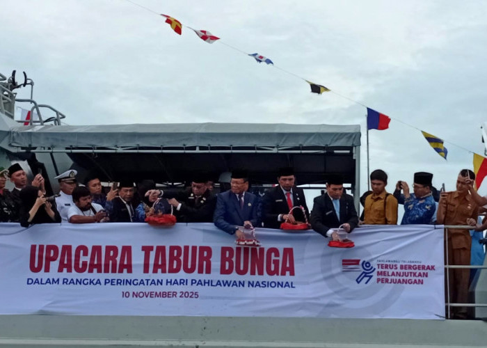 Kenang Jasa Pahlawan, Pemprov  dan DPRD Tabur Bunga di Laut Bengkulu