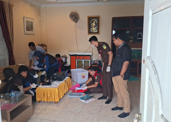 Usut Dugaan Korupsi Pasar Pagar Dewa, Kejari Bengkulu Geledah Rumah Ketua Koperasi dan Sita 200 Dokumen