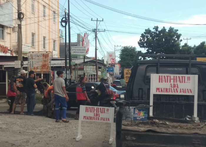 Beri Kenyamanan Pengendara Saat Lebaran, Dinas PUPR Kota Bengkulu Tambal Sementara Jalan Berlubang