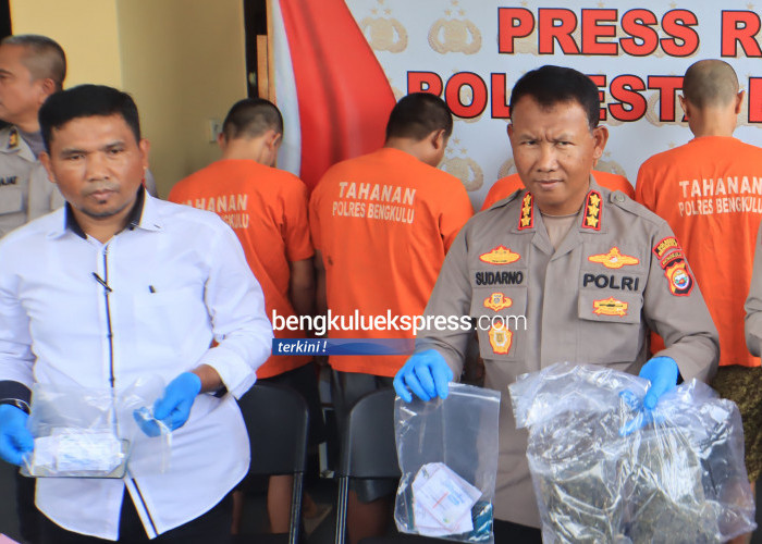 Kapolresta Bengkulu Kombes Pol Sudarno bersama Kasat Narkoba  AKP Joni Manurung memperlihatkan barang bukti narkoba milik oknum Lurah Kota Bengkulu berupa  3 paket sabu dengan berat 5 gram serta alat hisap sabu atau bong dalam press rilis di Mapolresta Bengkulu, senin 14 Juli 2025. Foto Rio Susanto Bengkulu Ekspress