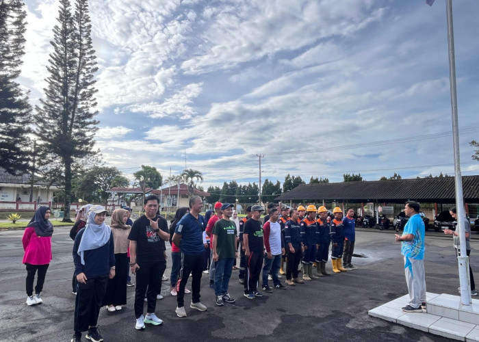 UBP Bengkulu dan Warga Ujan Mas Atas Gelar Jumat Bersih di Simpang PLTA Musi