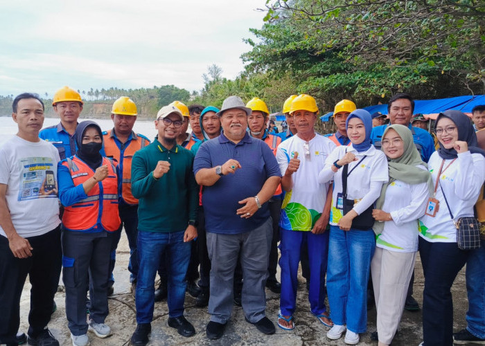 Menembus Hujan dan Gelap, Bupati BS Ajak Masyarakat Hargai Pengorbanan Petugas Lapangan PLN