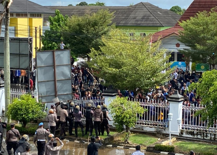 Demo Tolak Kebijakan Prabowo di Bengkulu Ricuh, Polisi dan Mahasiswa Bentrok