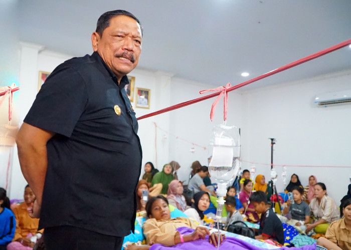 Wagub Mian Kunjungi Korban Keracunan Makanan di Lebong, Dapur MBG Ditutup