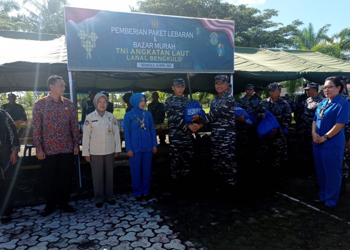 TNI AL Lanal Bengkulu Bagikan Paket Lebaran dan Buka Bazar Sembako Murah
