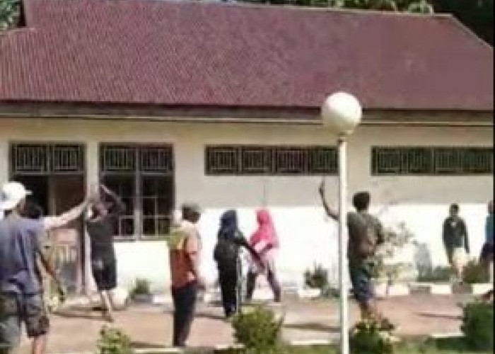 Warga Desa Penyanggah Bengkulu Utara Serang Kantor PT Pamorganda