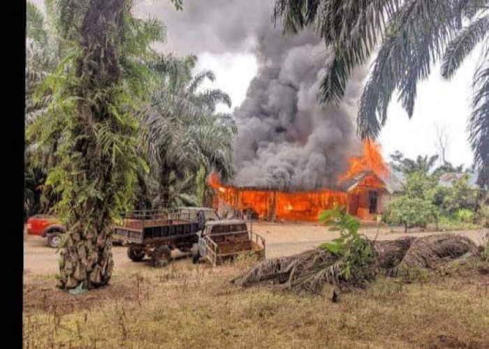 Rumah dan Bengkel Warga Banjarsari Sungai Rumbai Mukomuko Ludes Terbakar