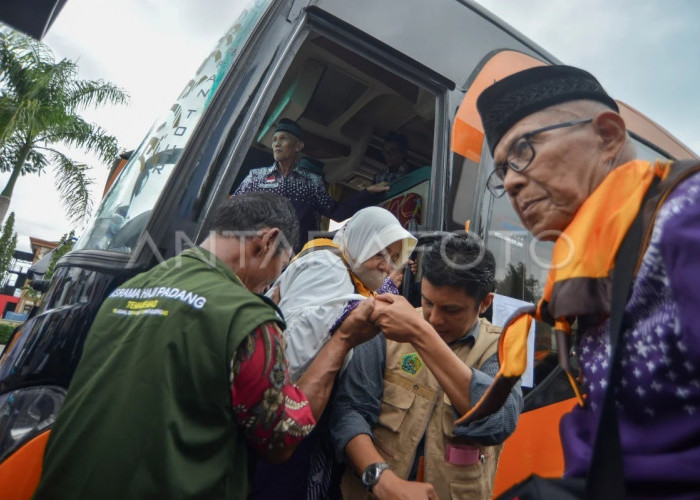 Petugas membantu Jamaah Calon Haji (JCH) lansia saat tiba di Asrama Haji Tabing, Padang, Sumatera Barat