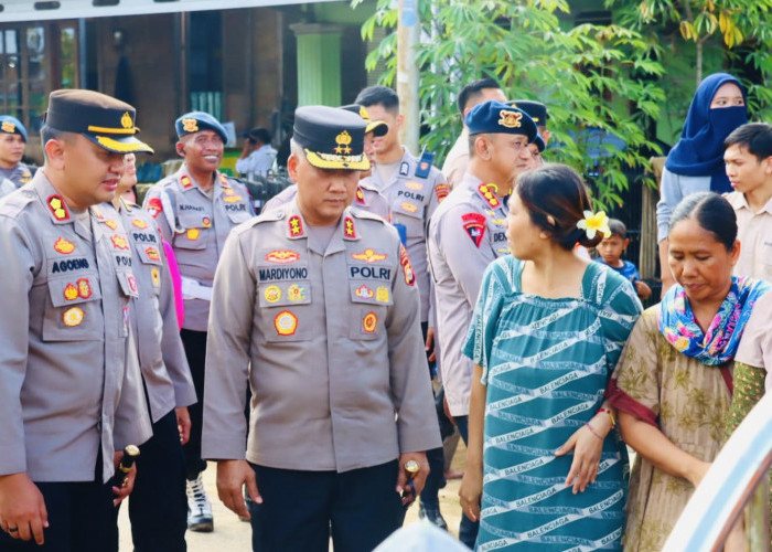 Kapolda Bengkulu Tinjau Banjir dan Longsor di Lebong, Salurkan Bantuan untuk Korban