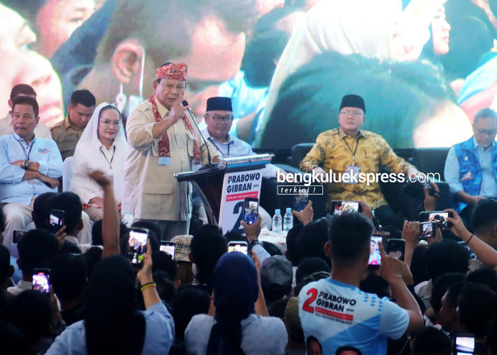 Capres nomor urut 2 Prabowo Subianto menyampaikan orasi politiknya saat menhadiri kampanye  konsolidasi pemenangan Prabowo-Gibran di Gedung Balai Buntar Kota Bengkulu Kamis (11/1/2024). Foto Rio Susanto Bengkulu Ekspress