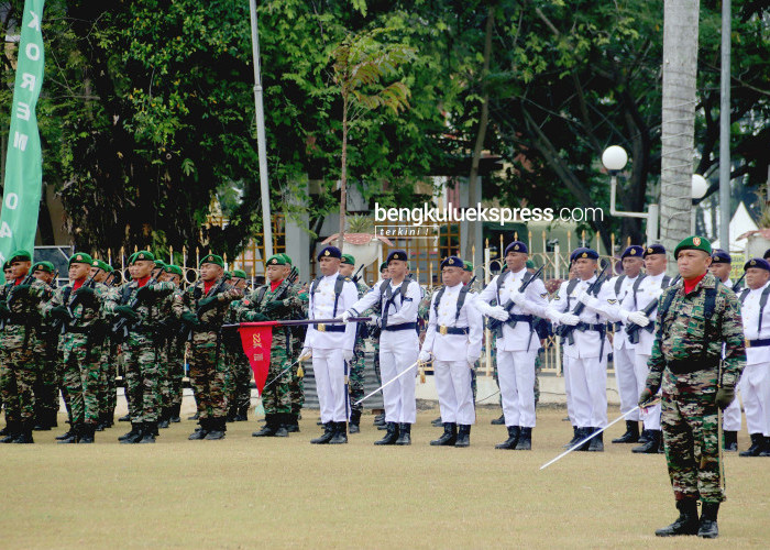 Prajurit TNI mengikuti upacara peringatan HUT ke-78 TNI di Lapangan Balai Raya Semarak Bengkulu, Kamis (5/10/2023). HUT ke-78 TNI mengangkat tema TNI Patriot NKRI: Pengawal Demokrasi untuk Indonesia Maju. Foto Rio Susanto/Bengkulu Ekspress