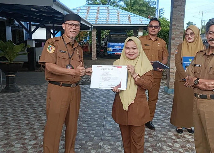 Dukcapil Kota Bengkulu Beri Penghargaan untuk Pegawai yang Tetap Layani Warga Saat Libur Nasional