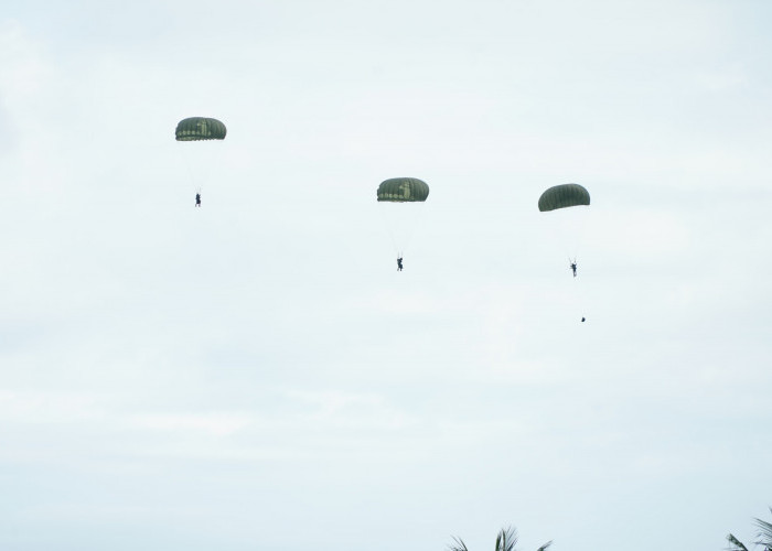 Langit Bengkulu Dipenuhi Penerjun Kopassus, Ribuan Warga Saksikan Aksi Free Fall dari Ketinggian 10.000 Kaki