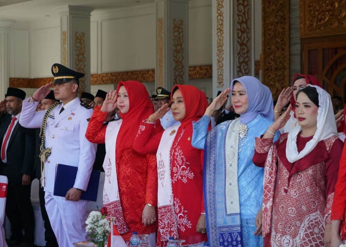Kenakan Kebaya Merah, Senator Destita Khairilisani Tampil Anggun di Upacara HUT ke-81 RI di Bengkulu