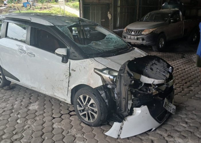 Selamat Dari Maut, Mobil Sienta Alami Rusak Parah Usai Tabrak Pembatas Jalan