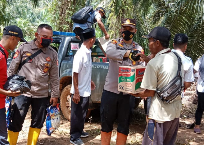 Peduli Korban Banjir, Kapolsek Giri Mulya Berikan Bantuan