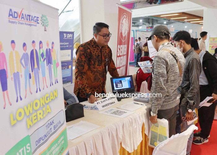 Para pencari kerja mengunjungi stand-stand perusahaan yang ambil bagian dalam kegiatan Job Fair tahun 2023 Disnakertrans Provinsi Bengkulu di Atrium Bencoolen Mall, Rabu (11/10/2023). Foto Rio Susanto Bengkulu Ekspress