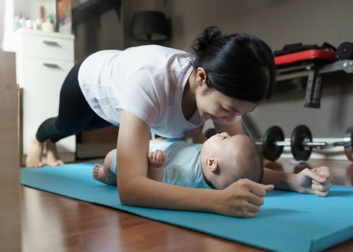 5 Olahraga Bersama Bayi yang Bisa Dilakukan di Rumah