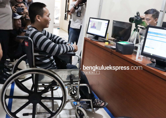 Petugas Satlantas Polresta Bengkulu melayani masyarakat penyandang disabilitas membuat SIM kendaraan bermotor SIM D khusus disabilitas dalam kegiatan peringatan hari disabilitas internasional tahun 2023 di Mapolresta Bengkulu, Senin (4/12/2023). Foto Rio Susanto Bengkulu Ekspress