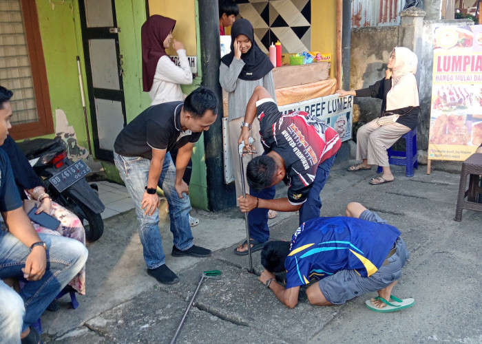 Bukan Cuma Padamkan Api, Damkar Bengkulu Selatan Bantu Warga Ambil Kunci di Gorong-Gorong