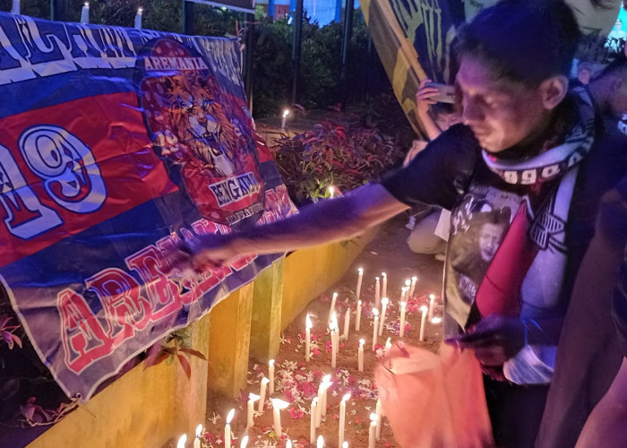 Berduka Atas Tragedi Kanjuruhan Malang, Pecinta Sepakbola di Bengkulu Aksi Tabur Bunga dan Nyalakan 1000 Lilin