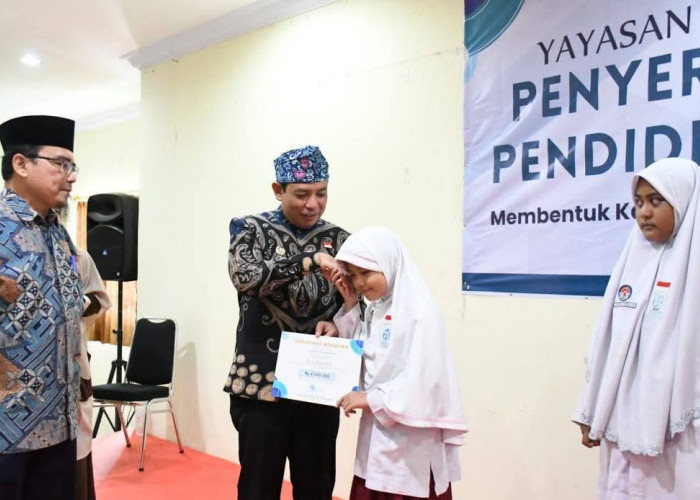 Walikota Bengkulu Serahkan Beasiswa Pendidikan Yayasan Al Hasanah TA 2025–2026