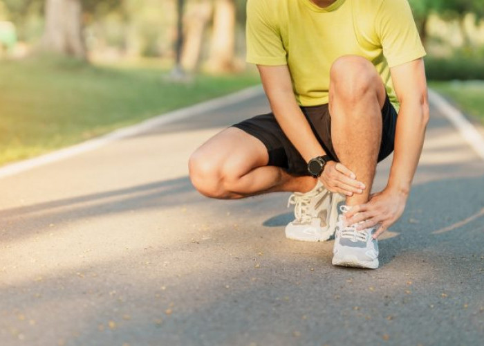 Susah Jalan Akibat Kaki Terkilir? Ini Cara Tepat Mengatasinya