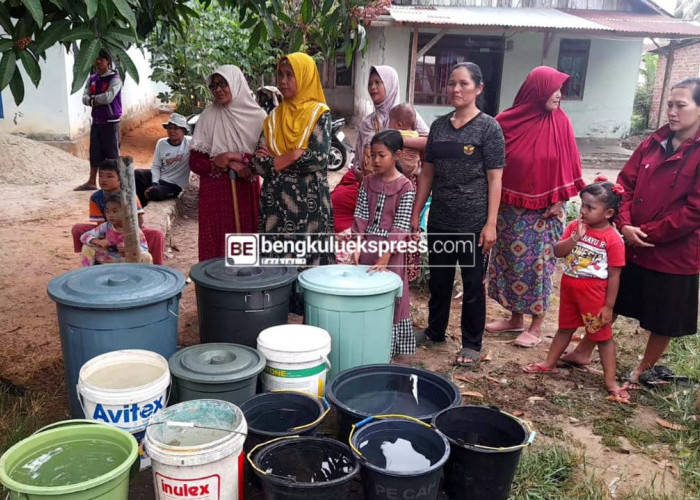Kemarau Panjang Mulai Berdampak, Warga Kampung Melayu Kota Bengkulu Beli Galon untuk Kebutuhan Rumah Tangga 