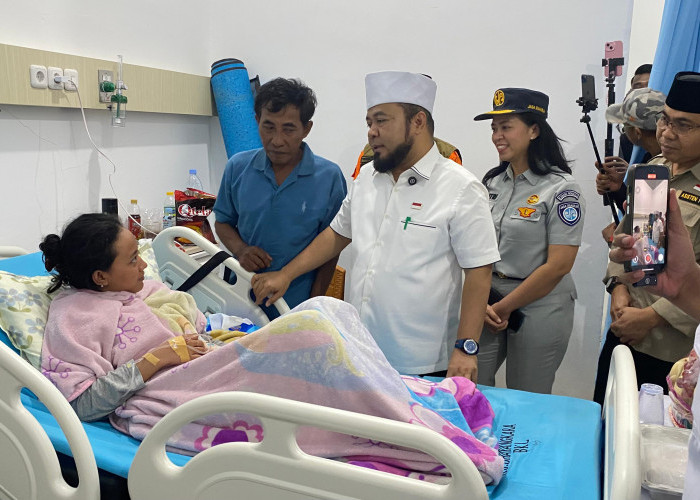 Gubernur Bengkulu Kunjungi Korban Kapal Tenggelam dan Beri Santunan Puluhan Juta