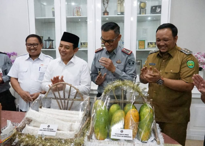 Wali Kota Bengkulu Dikunjungi Kalapas, Bawa Tempe dan Pepaya Hasil Kebun Lapas