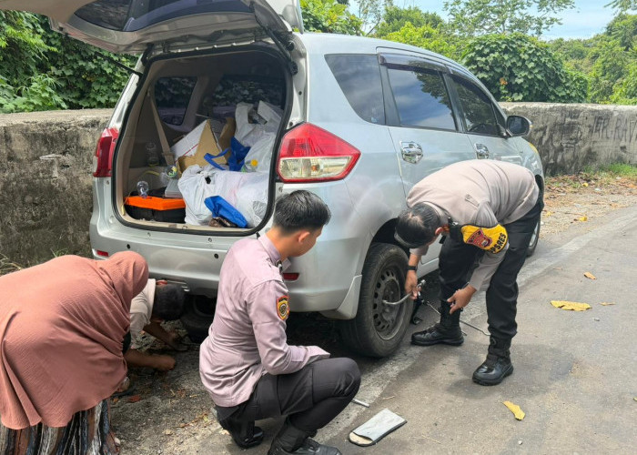 Kapolres Kaur Turun Langsung Bantu Pemudik Pecah Ban