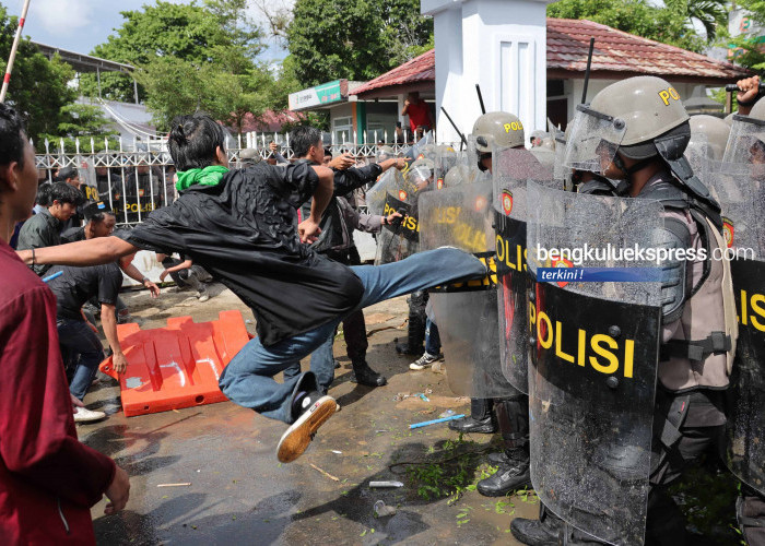 Aksi Unjuk Rasa Indonesia Gelap Di Bengkulu Bentrok