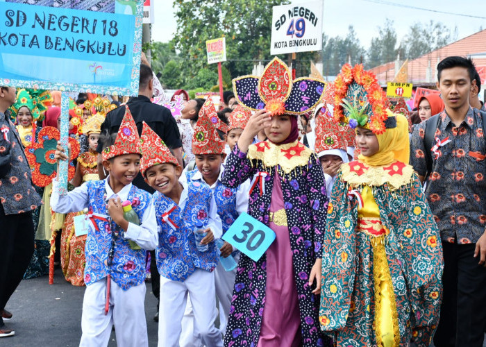 Karnaval Batik Besurek Tingkat Dunia di Kota Bengkulu Diikuti Ribuan Peserta