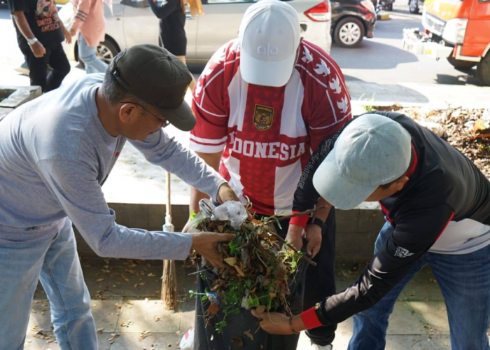 Wawali Ronny PL Tobing Pimpin Gotong Royong di Lapangan Merdeka