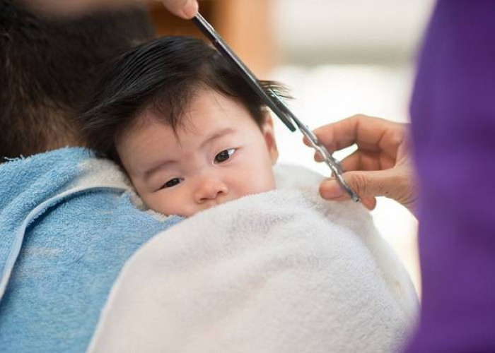 Bisa Dicoba di Rumah! Ini Cara Mencukur Rambut Bayi yang Aman