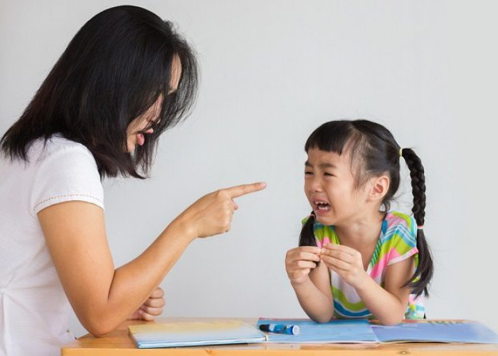 Jarang Disadari! Ini Tanda Orang Tua Membully Anak